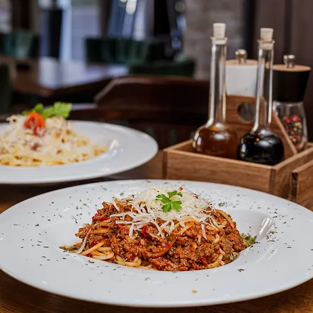 Апарт-отель Seasons 4*